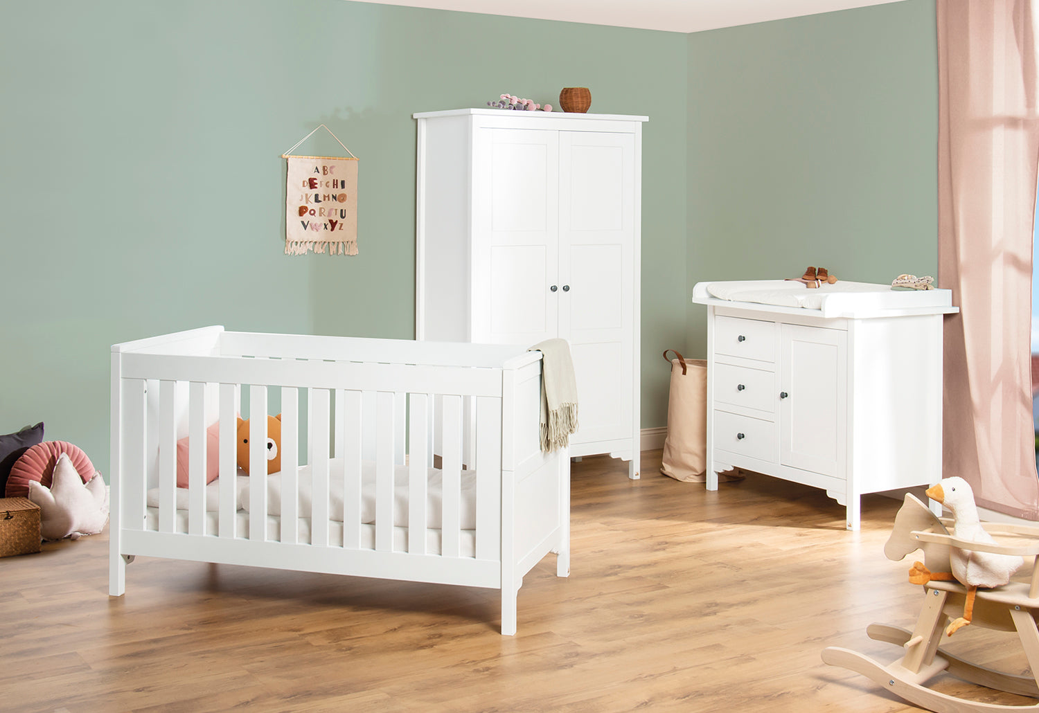 Pinolino  Kinderzimmer Chalet 4-teilig inkl. Umbauseiten, dazu 4 teiliges Bettset kostenlos