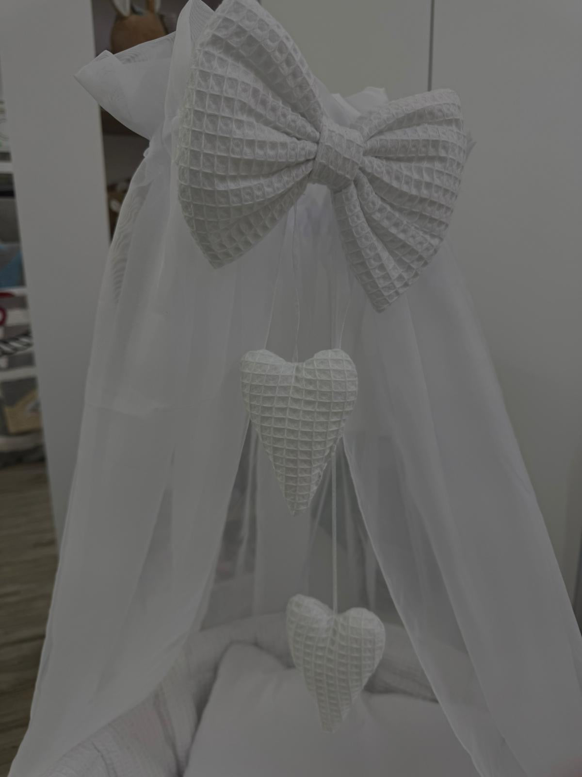 Stubenwagen mit Rollen Herzen weiss