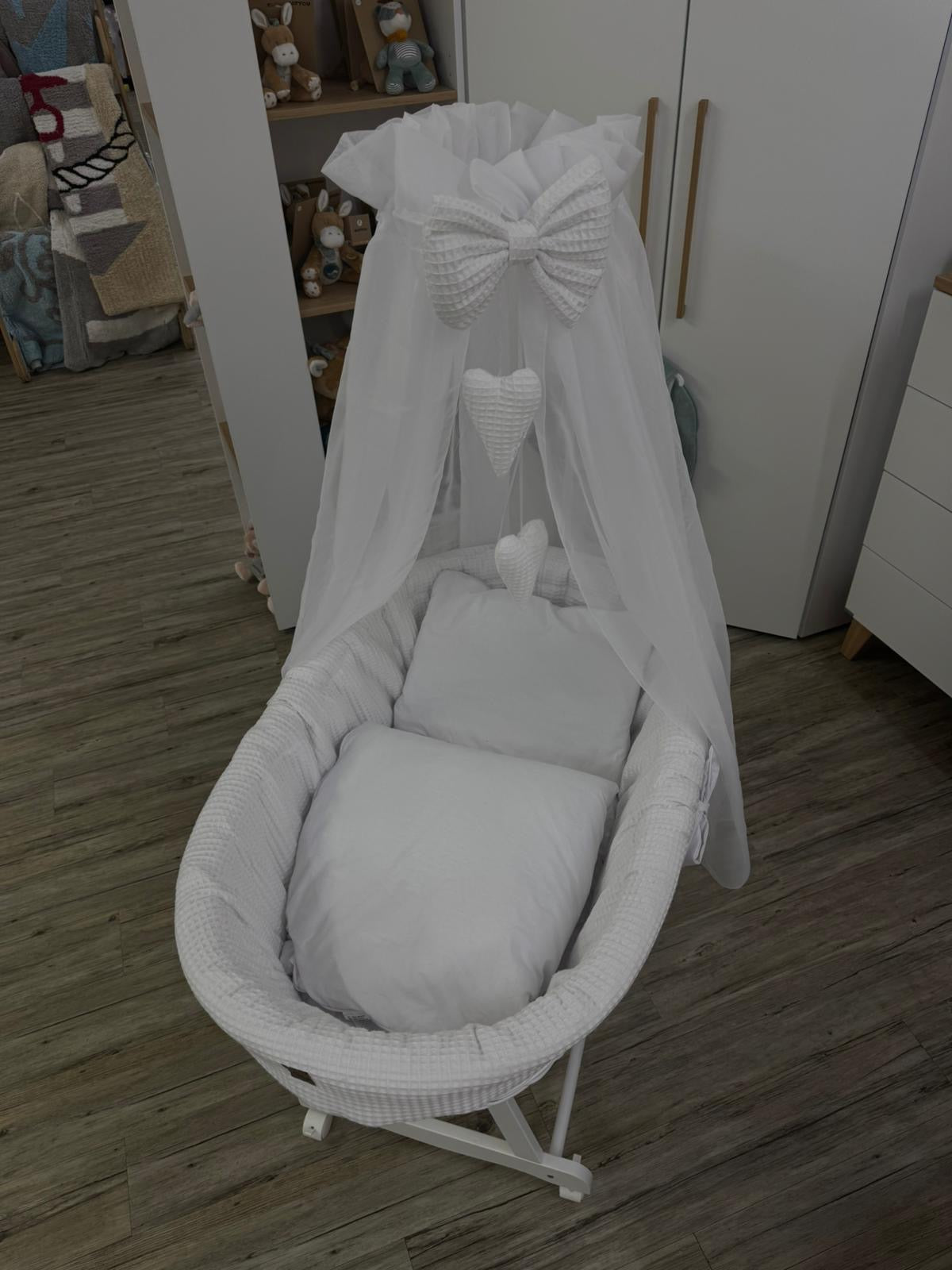 Stubenwagen mit Rollen Herzen weiss