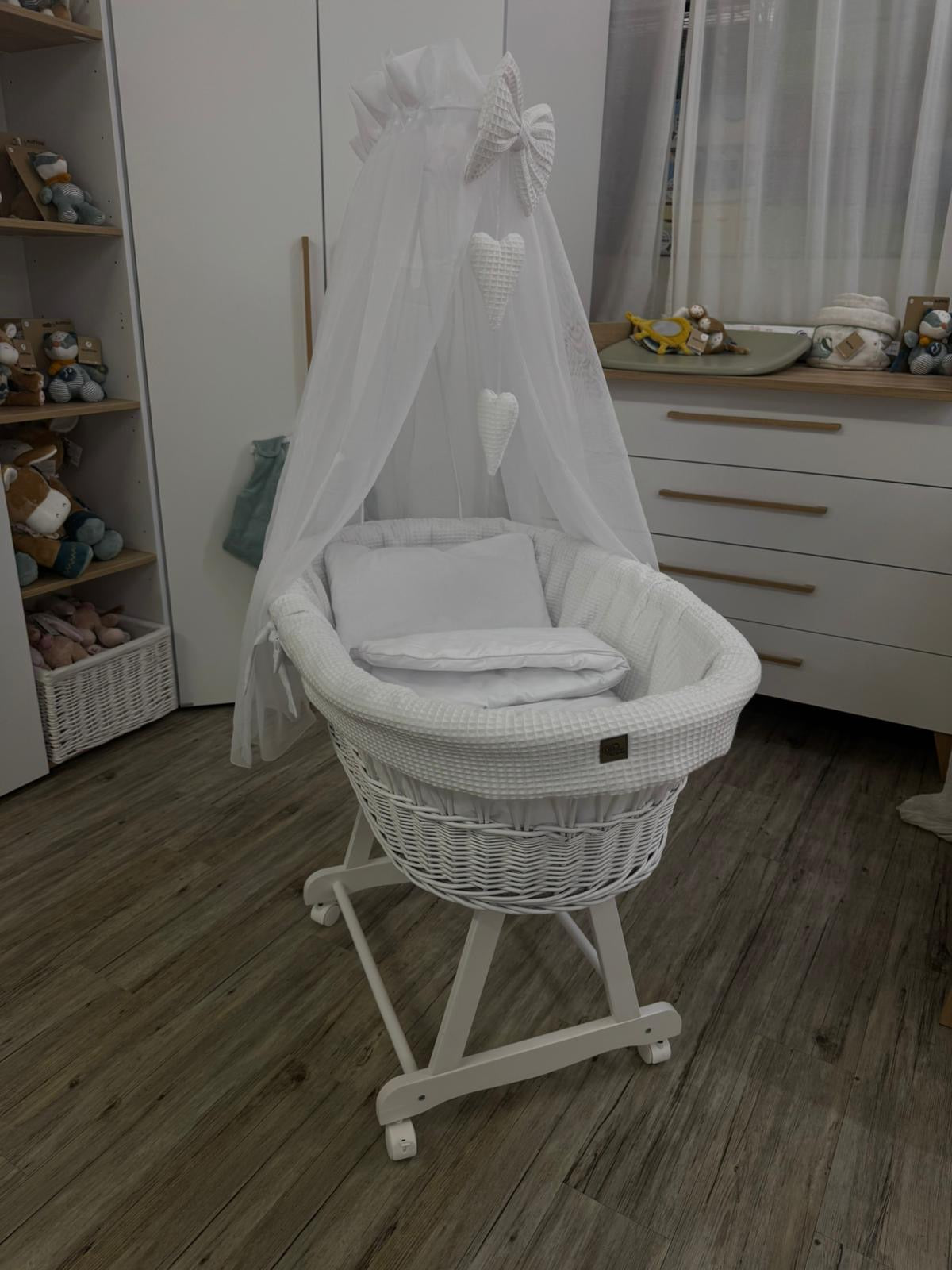 Stubenwagen mit Rollen Herzen weiss