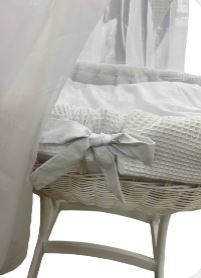 Stubenwagen mit Rollen Herzen weiss