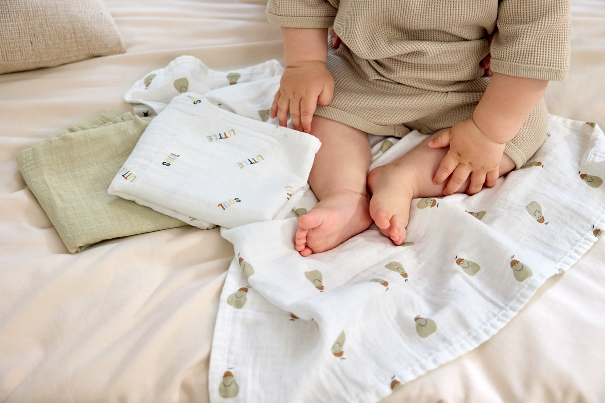 Lässig Swaddle &amp; Burp Blanket M GOTS Happy Fruits, Birne