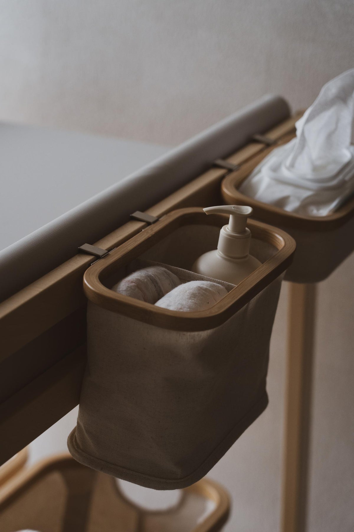 Quax Pflegekörbchen tief mit Aufhänger passend zur Quax Wickelkommoden beige natur