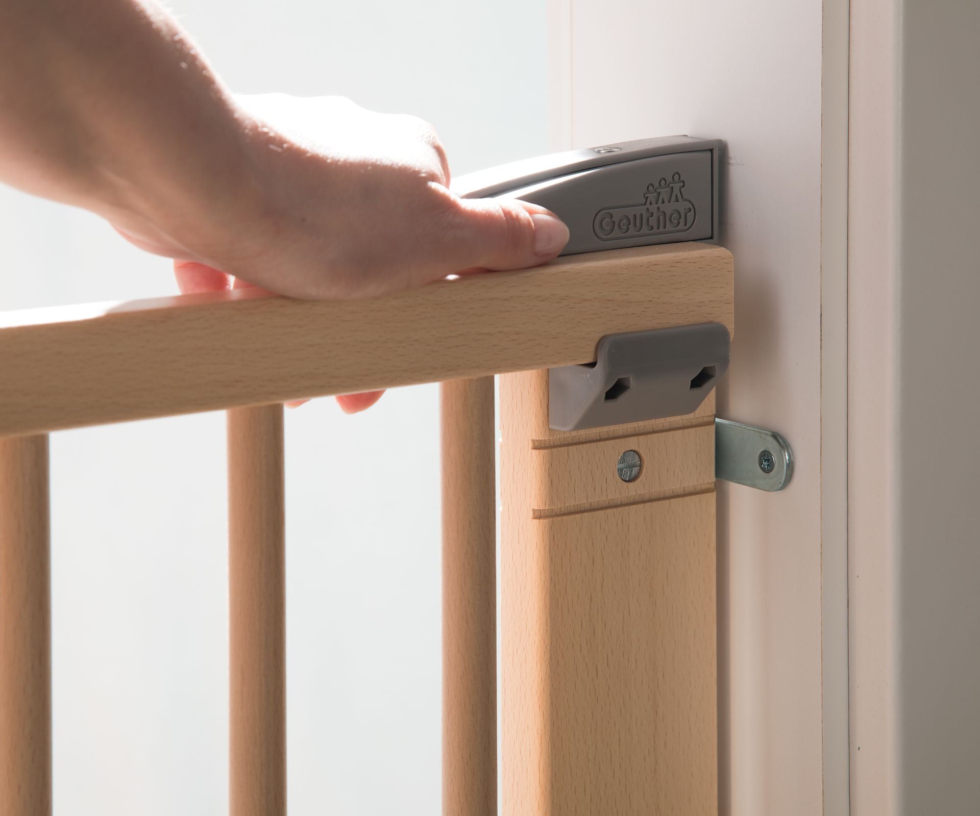 Geuther Schwenk- Türschutzgitter aus Holz 65.5-105cm