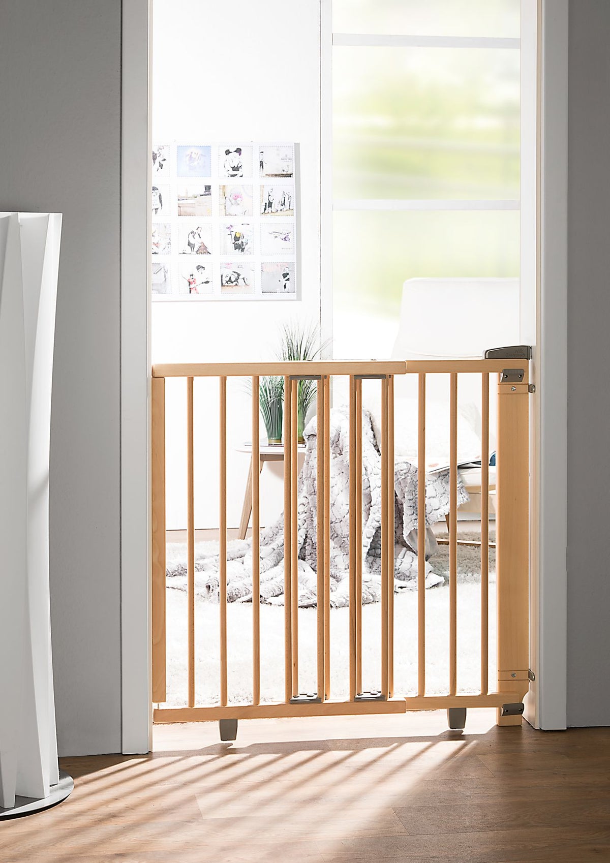 Geuther Schwenk- Türschutzgitter aus Holz 65.5-105cm