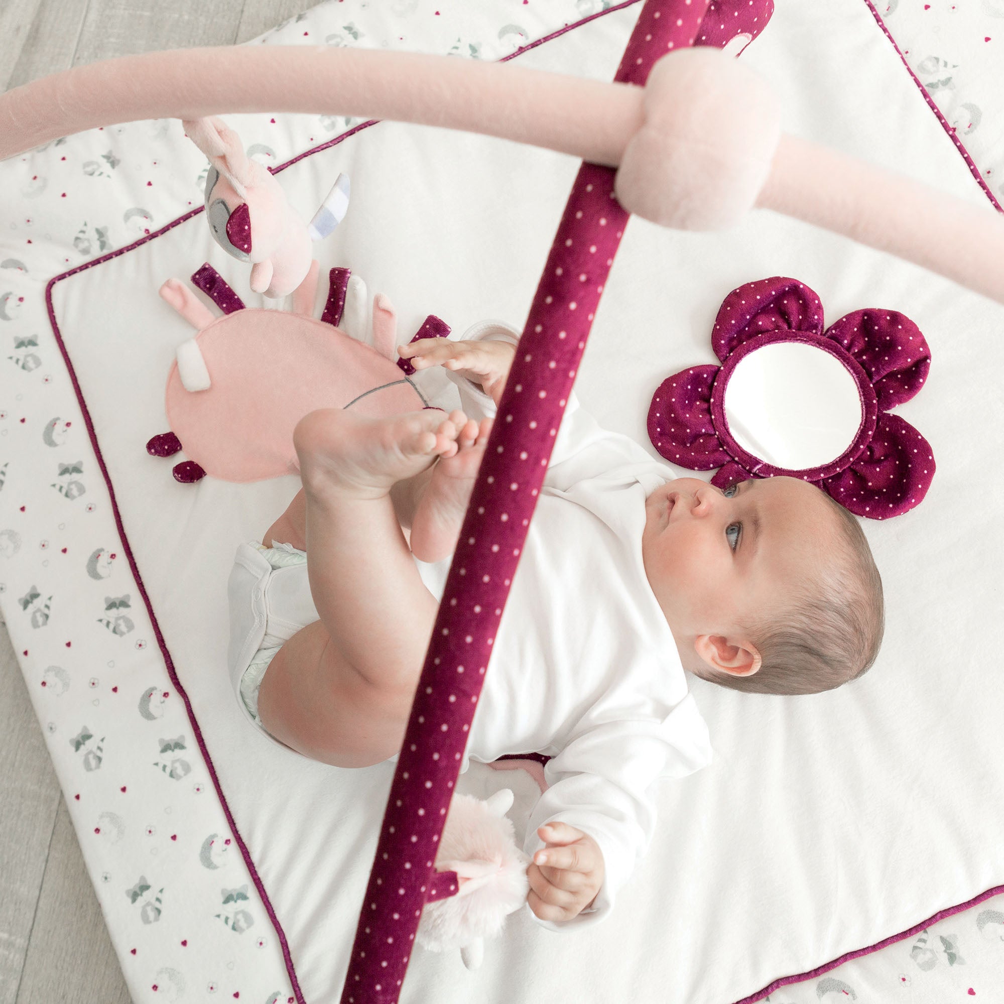 Trois Kilos Sept Krabbeldecke mit Spielbogen Kipic & Olga