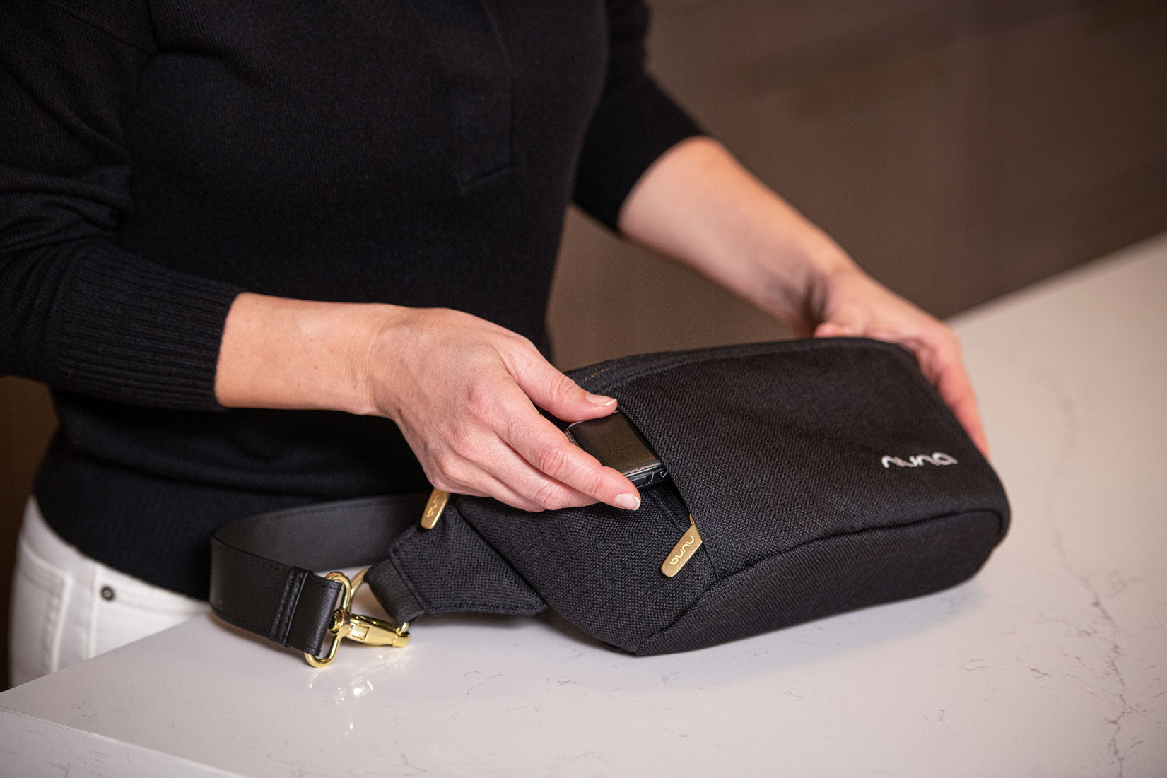 Nuna Wickeltasche Sling Bag Caviar
