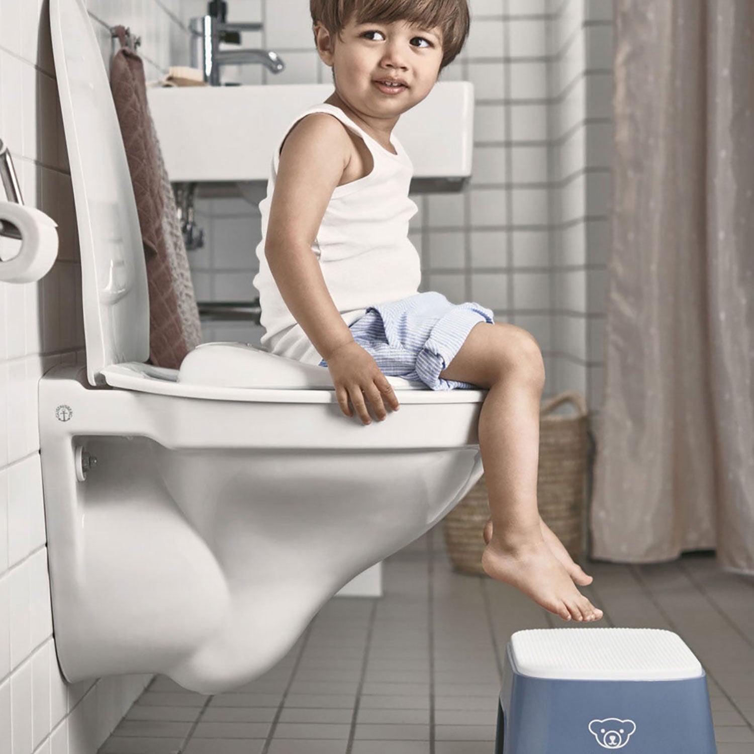BabyBjörn Schemel tiefblau weiss