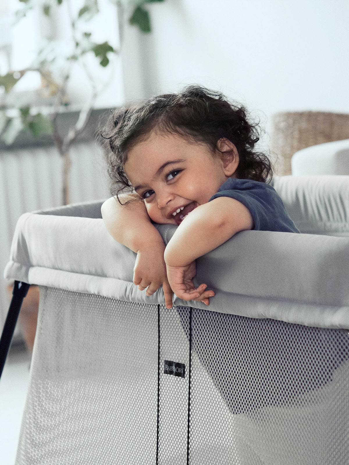 BabyBjörn Reisebett light Mesh silber inkl. Fixleintuch